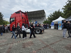 zdjęcie przedstawia plac festynu i stojący na środku pojazd ciężarowy