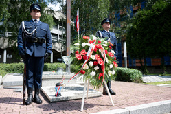 umundurowani policjanci z wieńcami