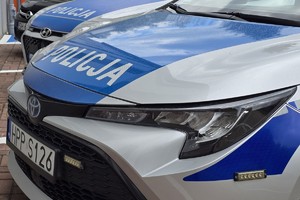 zdjęcie przedstawia zbliżenie na radiowóz