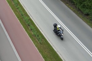 zdjęcie przedstawia motocykl na drodze