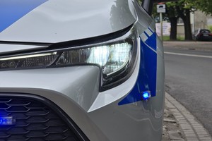zdjęcie przedstawia zbliżenie na policyjny radiowóz