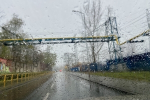zdjęcie przedstawia krople deszczu rozmyte na szybie