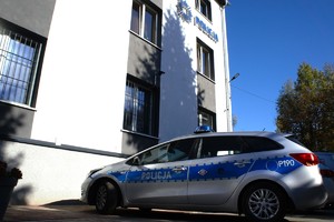 zdjęcie przedstawia radiowóz na tle komendy