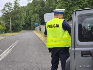 zdjęcie przedstawia policjanta podczas kontroli drogowej