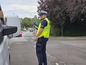 zdjęcie przedstawia policjanta podczas kontroli drogowej