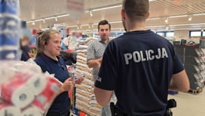 zdjęcie przedstawia dzielnicowego rozmawiający z kierownictwem sklepu