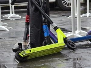 zdjęcie przedstawia zbliżenie na hulajnogi