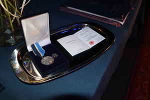 zdjęcie przedstawia medal policyjny