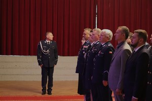 zdjęcie przedstawia dowódcę uroczystości i policjantów oraz gości