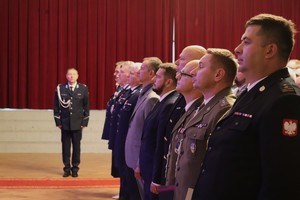 zdjęcie przedstawia dowódcę uroczystości, policjantów oraz gości