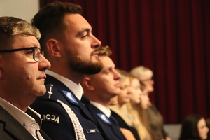 zdjęcie przedstawia zbliżenie na policjantów