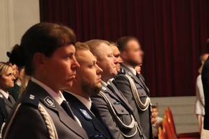 zdjęcie przedstawia zbliżenie na policjantów