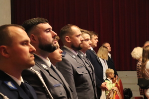 zdjęcie przedstawia zbliżenie na policjantów