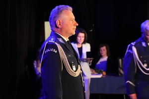 zdjęcie przedstawia komendanta na scenie