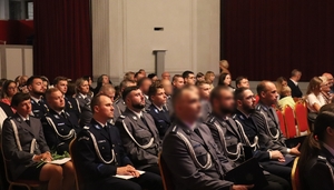 zdjęcie przedstawia policjantów i gości na widowni