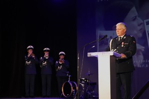 zdjęcie przedstawia komendanta wojewódzkiego przemawiającego na scenie
