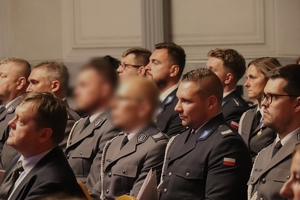 zdjęcie przedstawia policjantów i gości na widowni