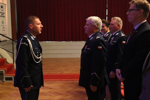 zdjęcie przedstawia dowódcę uroczystości składającego meldunek