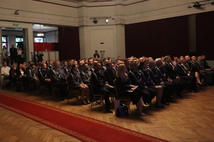 zdjęcie przedstawia policjantów i gości na widowni