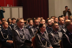 zdjęcie przedstawia policjantów na widowni