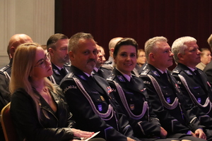 zdjęcie przedstawia policjantów na widowni