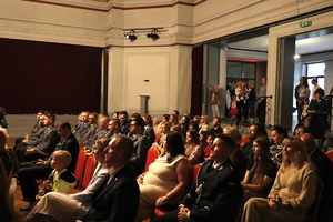 zdjęcie przedstawia policjantów i gości na widowni