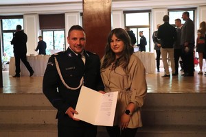 zdjęcie przedstawia policjanta z żoną