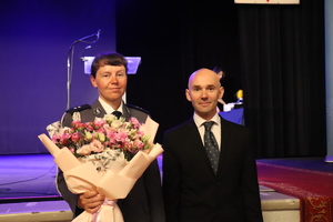 zdjęcie przedstawia policjantkę z partnerem