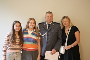 zdjęcie przedstawia policjanta z rodziną