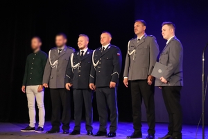 zdjęcie przedstawia policjantów na scenie