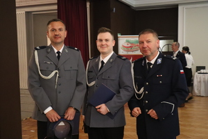 zdjęcie przedstawia policjantów