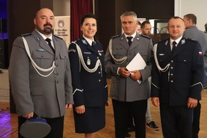 zdjęcie przedstawia policjantów