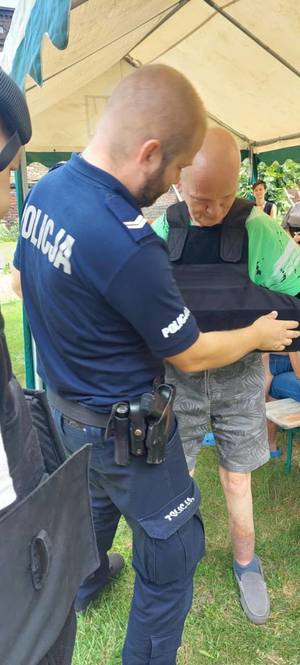 zdjęcie przedstawia dzielnicowego z podopiecznymi domu pomocy społecznej
