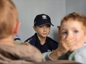 zdjęcie przedstawia zbliżenie na dziecko przebrane w mundur
