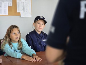 zdjęcie przedstawia zbliżenie na dziecko przebrane w mundur