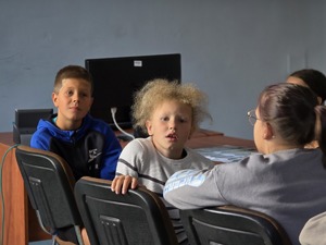 zdjęcie przedstawia dzieci na prelekcji w komendzie