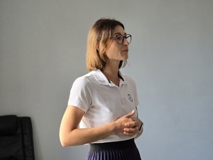 zdjęcie przedstawia pracowniczkę sanepidu