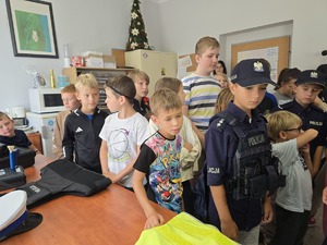 zdjęcie przedstawia dzieci na prelekcji w komendzie