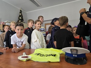 zdjęcie przedstawia dzieci na prelekcji w komendzie