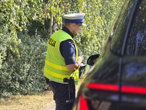 zdjęcie przedstawia policjanta kontrolującego prędkość