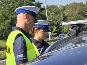 zdjęcie przedstawia policjantów podczas kontroli pojazdu