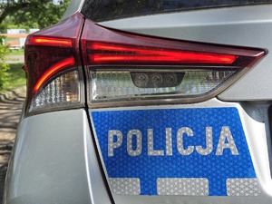 zdjęcie przedstawia zbliżenie na radiowóz