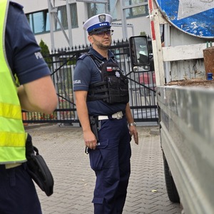 zdjęcie przedstawia policjantów podczas kontroli drogowej