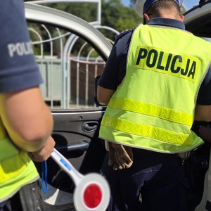zdjęcie przedstawia policjantów podczas kontroli drogowej