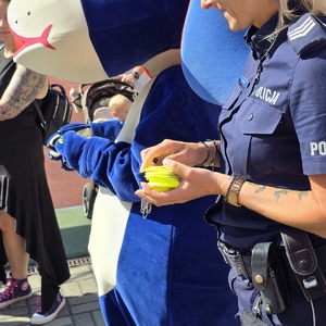 zdjęcie przedstawia: policjantów i maskotkę policji na rozpoczęciu roku szkolnego