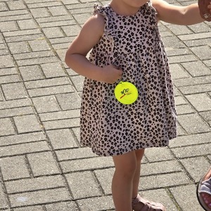 zdjęcie przedstawia: dziewczynkę trzymającą odblask