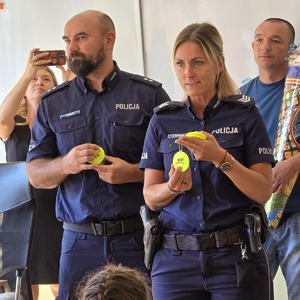 zdjęcie przedstawia: policjantów na rozpoczęciu roku szkolnego