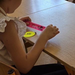 zdjęcie przedstawia: dziewczynkę trzymającą odblaski