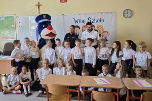 zdjęcie przedstawia: zdjęcie grupowe uczniów i policjantów na rozpoczęciu roku szkolnego