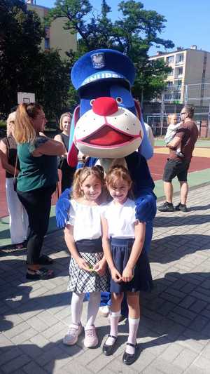 zdjęcie przedstawia: maskotkę i uczniów